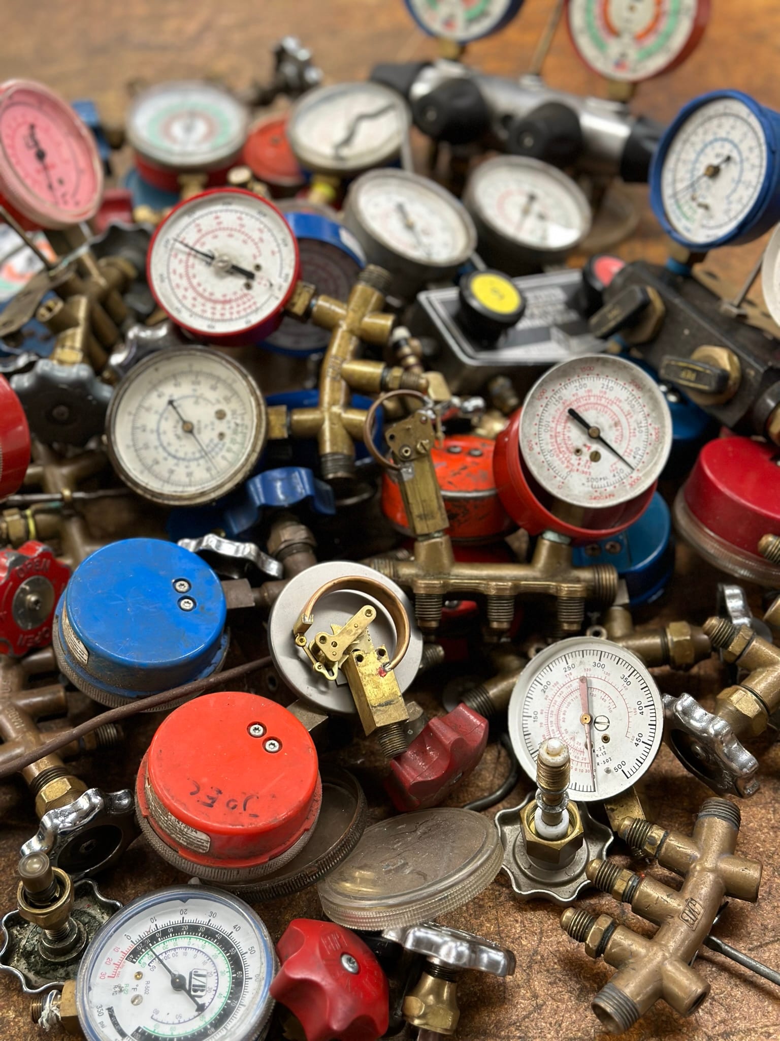 Gauge manifolds and service tools for field practice